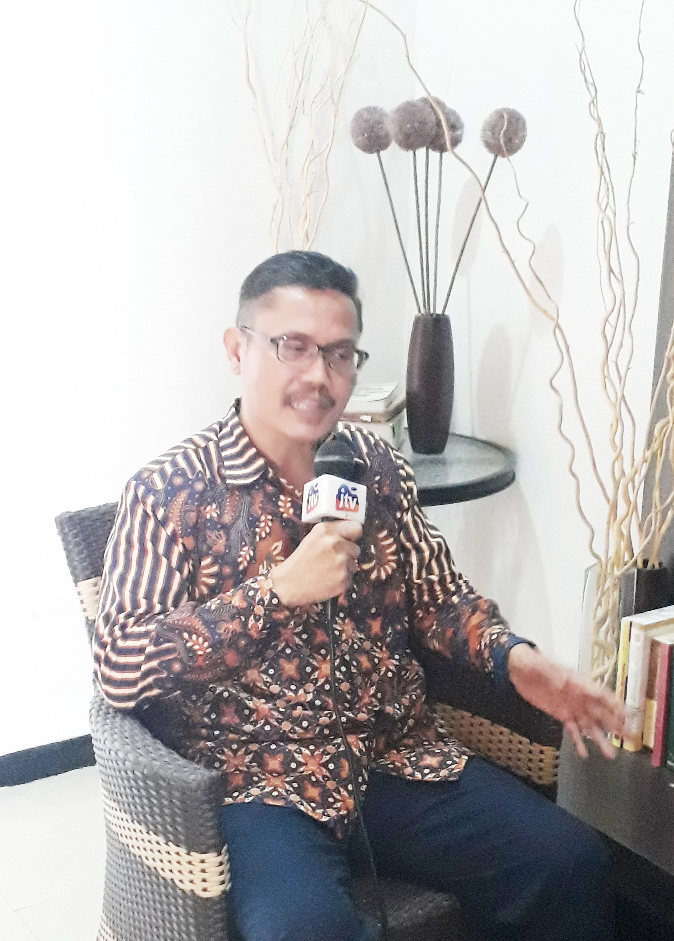 Dr. Hufron., SH., MH. Managing Director Kantor Advokat Hufron dan Rubaie wawancara dengan team SOROT JTV Dr. Hufron., SH., MH. Managing Director Kantor Advokat Hufron dan Rubaie wawancara dengan team SOROT JTV