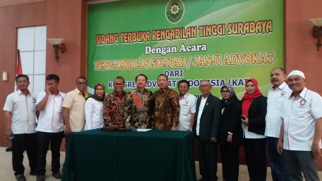 Ketua Pengadilan Tinggi Jatim Ambil Sumpah Advokat KAI Ketua Pengadilan Tinggi Jatim Ambil Sumpah Advokat KAI
