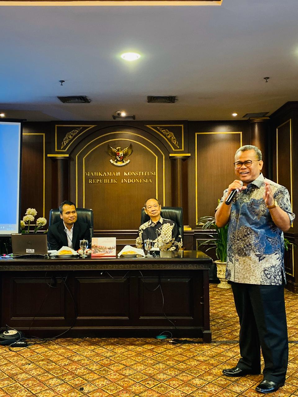 Dr. Ach Rubaie memberikan motivasi kepada mahasiswanya